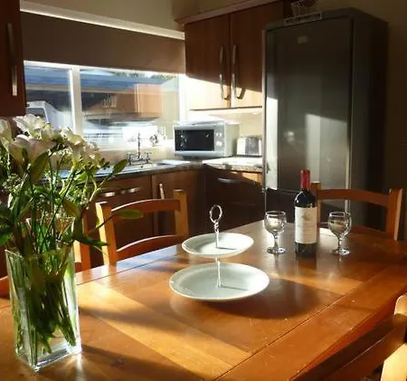 بيت للعطل Sunflower House - Spacious Three Bedroom House