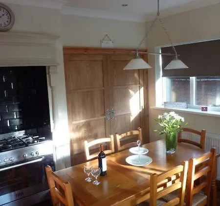 Sunflower House - Spacious Three Bedroom House *